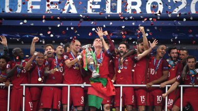 Lesionado Cristiano Ronaldo levantou a Taça de campeão da Europa