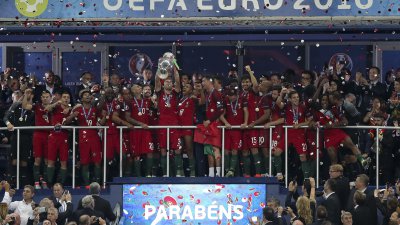 Lesionado Cristiano Ronaldo levantou a Taça de campeão da Europa