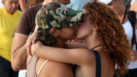 Milhares de israelitas e turistas participam na parada gay em Telavive