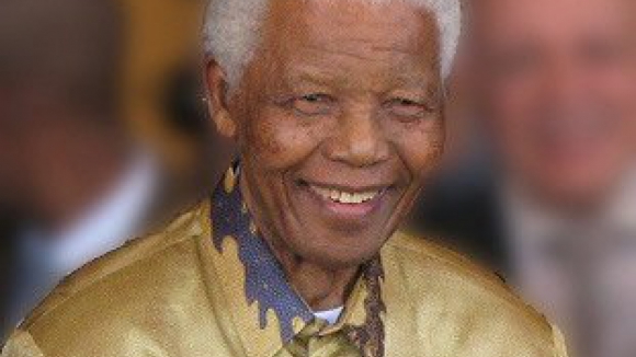 Mandela voltou a ser hospitalizado devido a infecção pulmonar