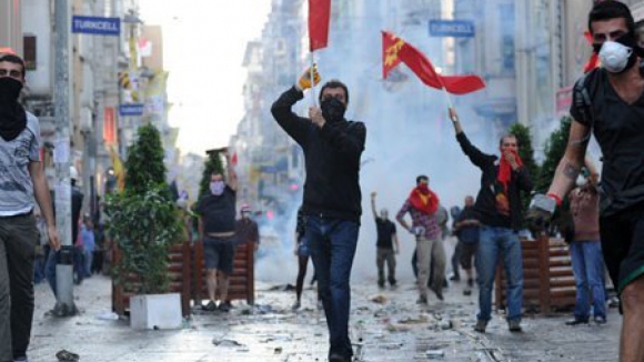 Polícia dispersa manifestantes na capital da Turquia com gás lacrimogénio
