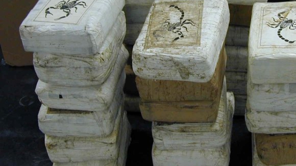 Dois jovens detidos com cocaína dissimulada em malas no aeroporto do Porto