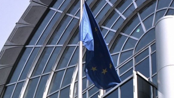 Comissão Europeia defende que alteração de metas vai gerar "mais cortes" nos salários em 2015