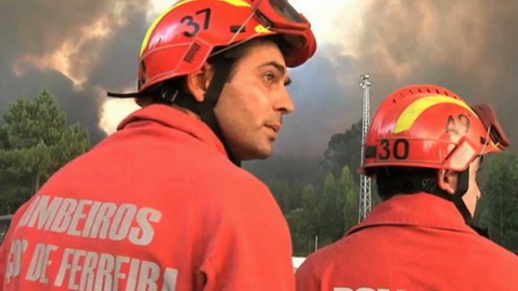 Mais de 400 bombeiros combatem incêndios em Viseu, Porto e Braga