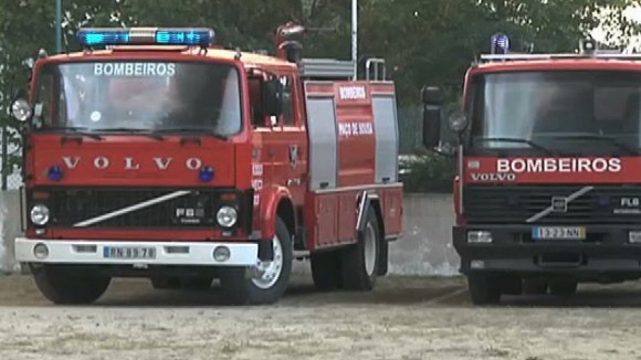 Três carros de bombeiros consumidos pelas chamas em Penacova