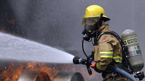 Pelo menos nove bombeiros feridos na Serra do Caramulo - um com gravidade