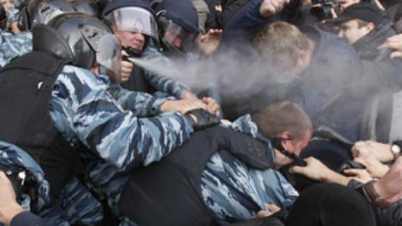 Centenas de milhares nas ruas de Kiev a exigir eleições antecipadas na Ucrânia