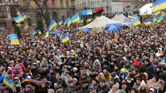 Manifestantes ucranianos acampados em praça de Kiev após confrontos com polícia