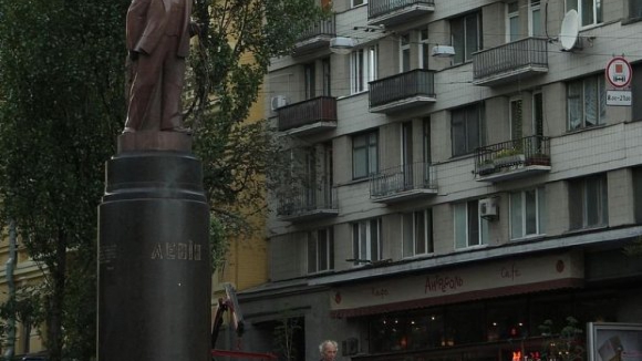 Manifestantes derrubam estátua de Lenine em Kiev, na Ucrânia