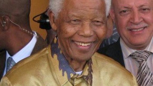 Cerimónias fúnebres de Mandela começaram com dezenas de milhares a cantarem o hino da África do Sul