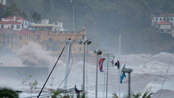 Nove embarcações sem ocupantes afundam em Santa Cruz devido ao mau tempo na Madeira