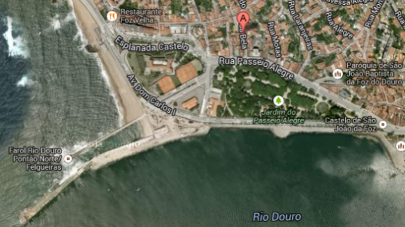 Fogo destrói casa na foz do Porto e intoxica duas mulheres