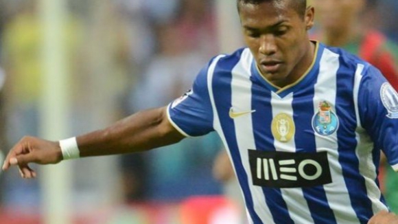 Treino do FC Porto marcado pelo regresso de Alex Sandro e ausência de Ghilas