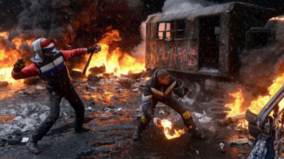 Manifestantes na Ucrânia impedem avanço da polícia com "escudo" de fogo