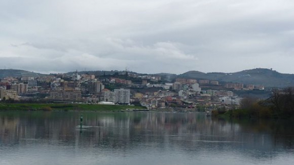 Rio Douro continua acima do cais da Régua depois de subir 4 metros