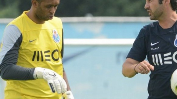 "Bês" Héctor Quiñones e Mikel chamados ao treino do FC Porto