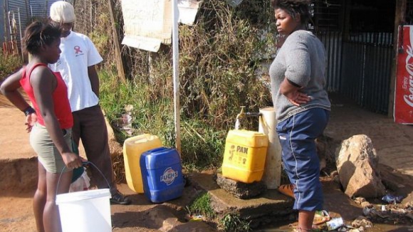 Crise força famílias a prescindirem dos serviços de água e saneamento