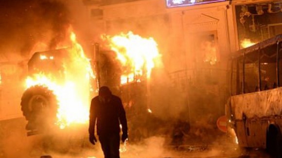 França, Alemanha e Itália condenam violência e admitem sanções a presidente ucraniano
