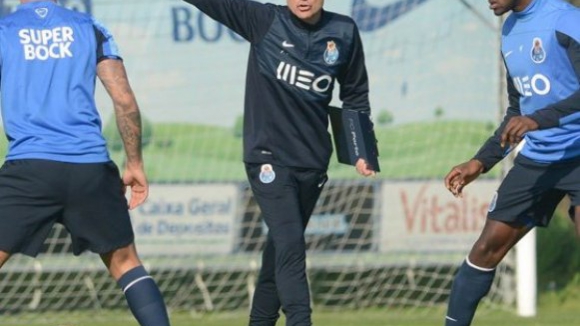 Guarda-redes Caio, da equipa B, chamado ao treino do FC Porto