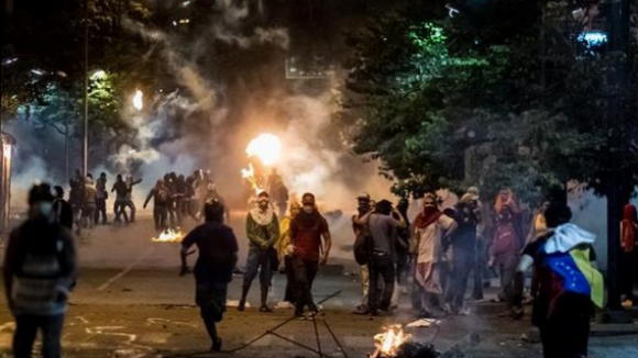 Manifestantes incendiaram Ministério da Habitação da Venezuela