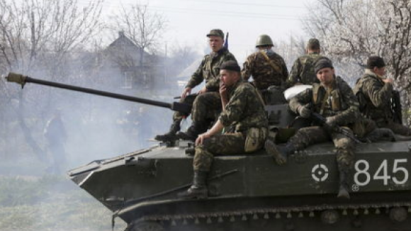 Três mortos e treze feridos numa tentativa de assalto a quartel na Ucrânia