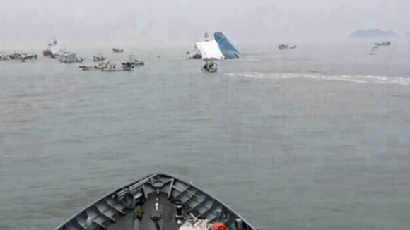 Mergulhadores conseguiram entrar no navio afundado na Coreia do Sul