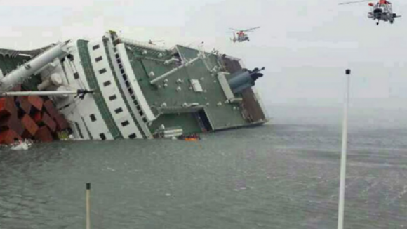 Equipas de resgate sul-coreanas localizaram três corpos dentro do navio afundado