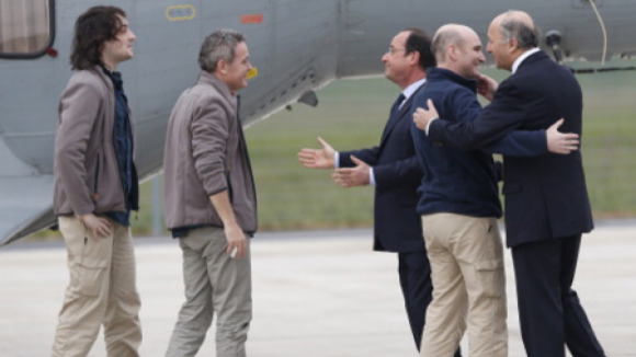 Chegaram a França os quatro jornalistas que estiveram raptados um ano na Síria