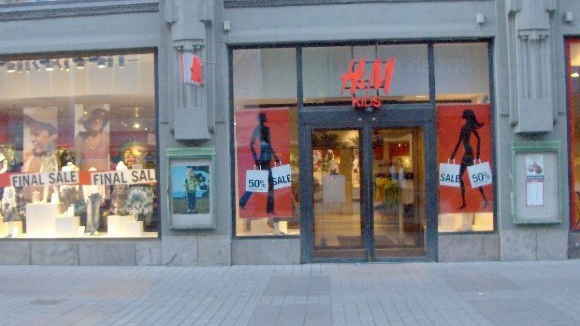 H&M retira do mercado cinto de criança por risco de asfixia