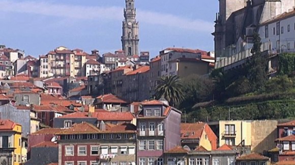 Dezena e meia de manifestantes contesta no Porto abertura do comércio no 1.º de Maio