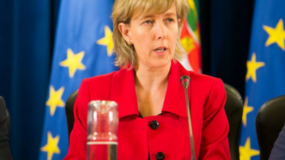 Ministra das Finanças rejeita que Governo esteja a duplicar austeridade de 2015