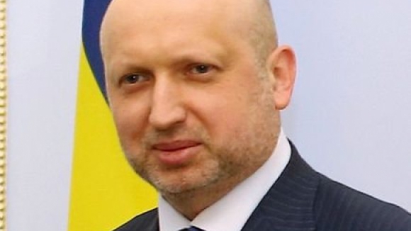 Presidente interino da Ucrânia qualifica de "farsa" referendo separatista no leste