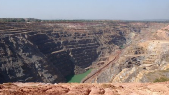 Dez mortes confirmadas no desabamento de mina no norte de Moçambique