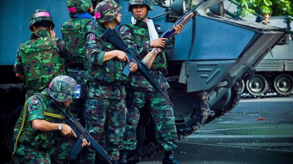 Militares tailandeses suspendem Constituição
