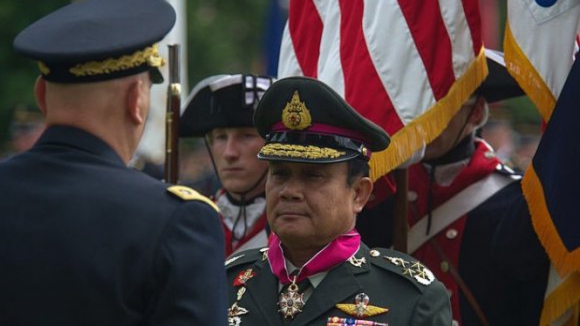 Chefe do exército tailandês autoproclama-se primeiro-ministro