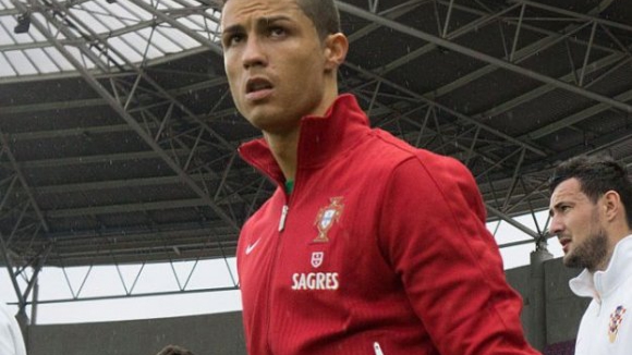 Ronaldo, com dores musculares, volta a falhar treino da seleção