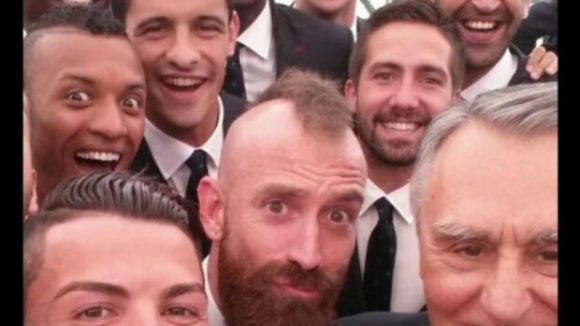 Jogadores da selecção tiram "selfie" com Cavaco Silva