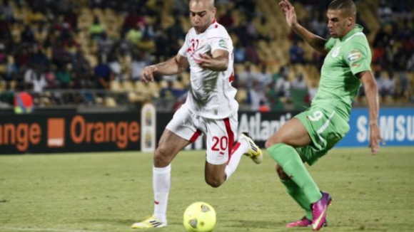 Halliche, Slimani e Ghilas na lista final da Argélia