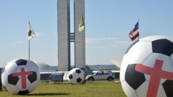 Bolas gigantes de futebol colocadas entre os ministérios brasileiros em protesto