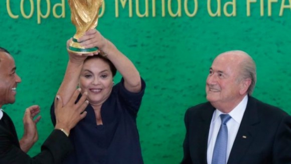 Dilma defende organização brasileira e remete culpas para a FIFA