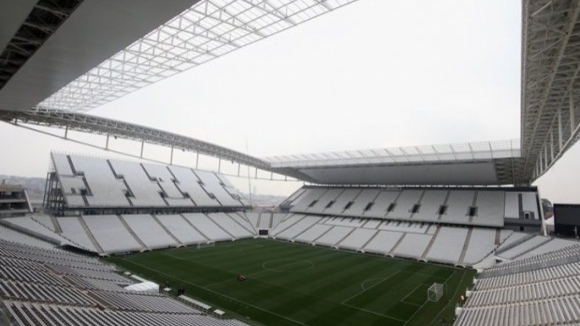 Arena Corinthians em obras a uma semana do primeiro jogo