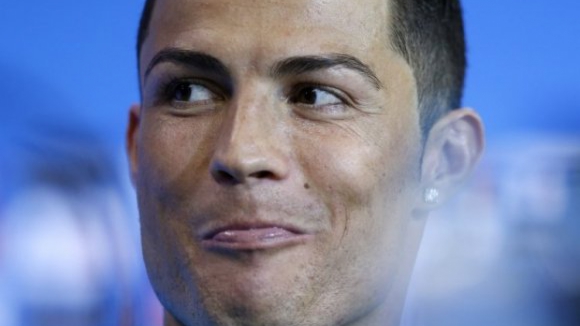 Ronaldo joga com dores e adverte que "um jogador não faz uma equipa"