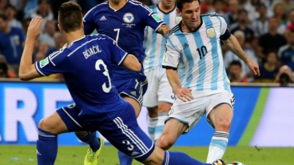 Argentina vence estreante Bósnia-Herzegovina e Messi marca