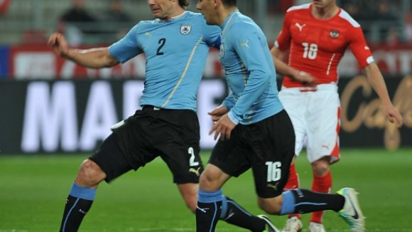 Capitão uruguaio Lugano falha jogo com Inglaterra devido a lesão