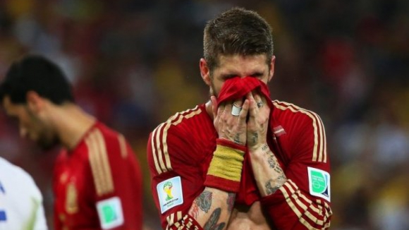 Campeã do Mundo Espanha eliminada, Chile e Holanda nos "oitavos"