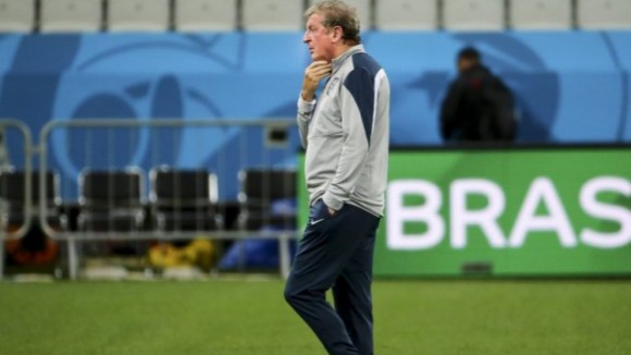 Hodgson continua selecionador de Inglaterra apesar da eliminação