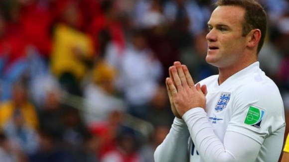 Rooney diz-se devastado e pede desculpa pela campanha da Inglaterra