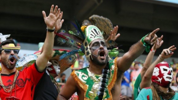 Brasil e México nos "oitavos" com vitórias sobre Camarões e Croácia