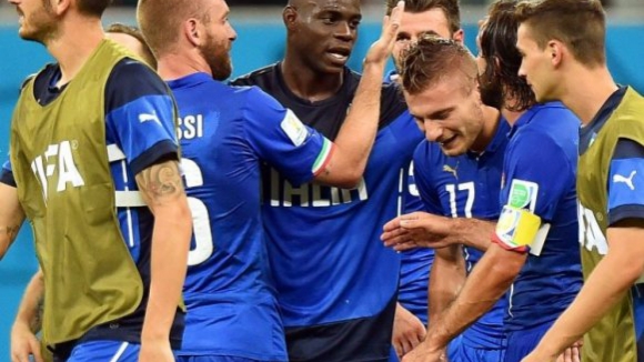 Ex-campeões Itália e Uruguai disputam uma vaga nos "oitavos"