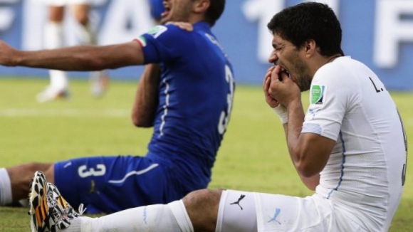 Luis Suárez tem de justificar hoje à FIFA alegada dentada a Chiellini
